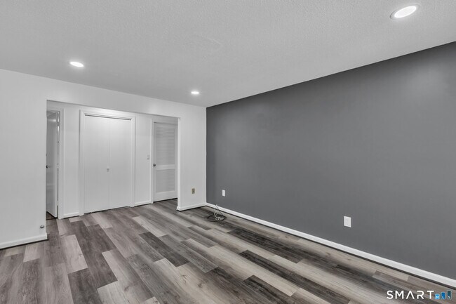 Building Photo - 15 Cardinal Dr
