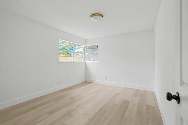 Building Photo - 411B NE 57th Ct