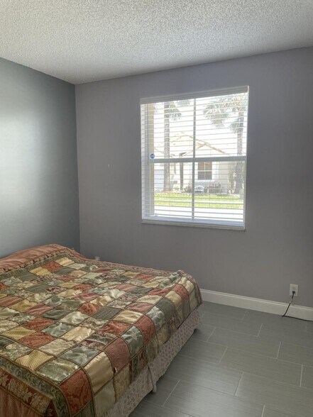 Building Photo - 9514 Lago Dr