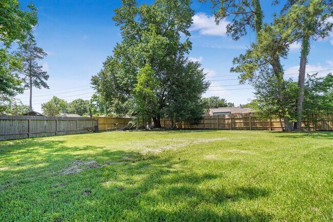 Building Photo - 17810 Crestline Rd