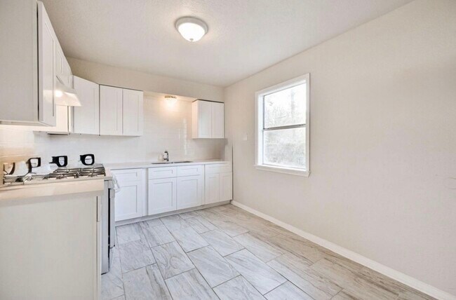 Building Photo - 9306 Chesterfield Dr