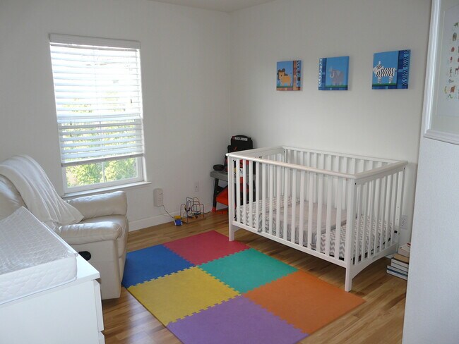 Building Photo - Gorgeous 3 bedroom 2.5 Bath with Bonus Room in Communication Hill