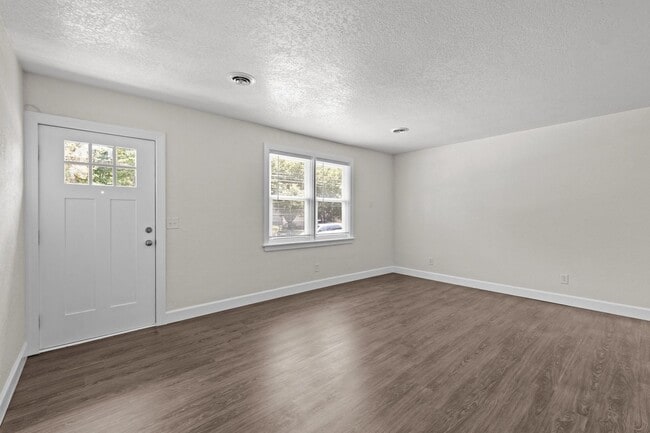 Building Photo - Cozy 2-Bedroom Duplex Apartment in Norfolk
