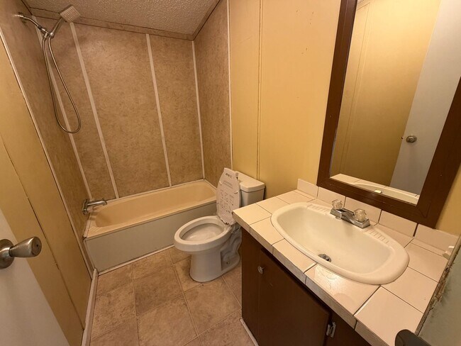 Building Photo - AVAILABLE NOW!