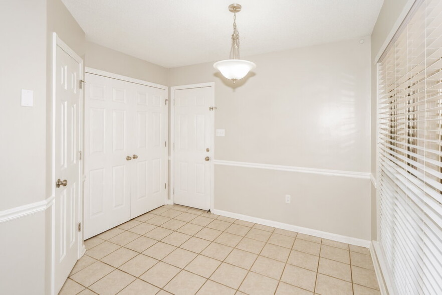 Building Photo - 1163 Carriage Dr S