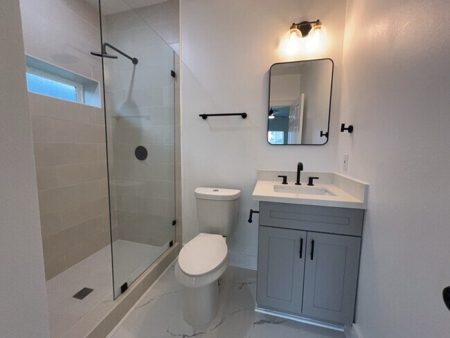 Building Photo - 224 Everton St