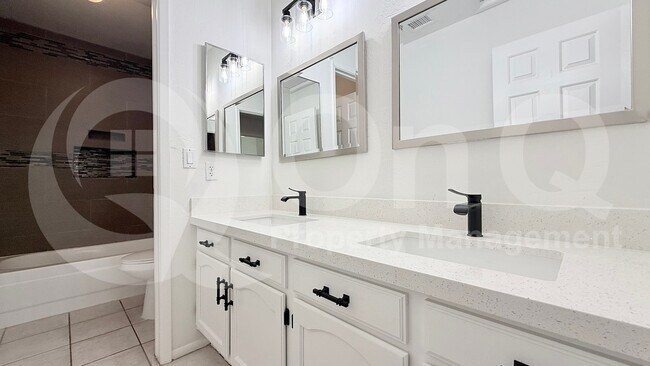 Building Photo - 307 N Red Rock St