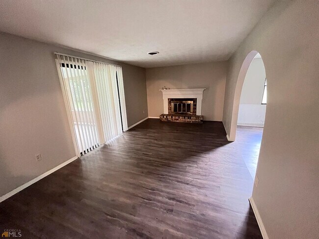 Building Photo - Well Renovated Single-family Home