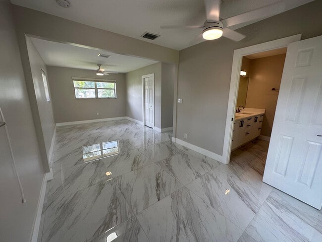 Building Photo - 765 E Dayton Cir