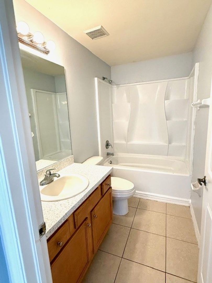 Building Photo - Recently Remodeled