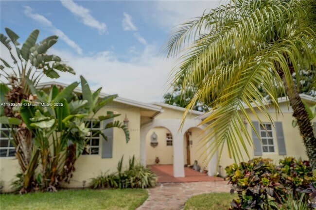 Building Photo - 2401 SW 58th Manor