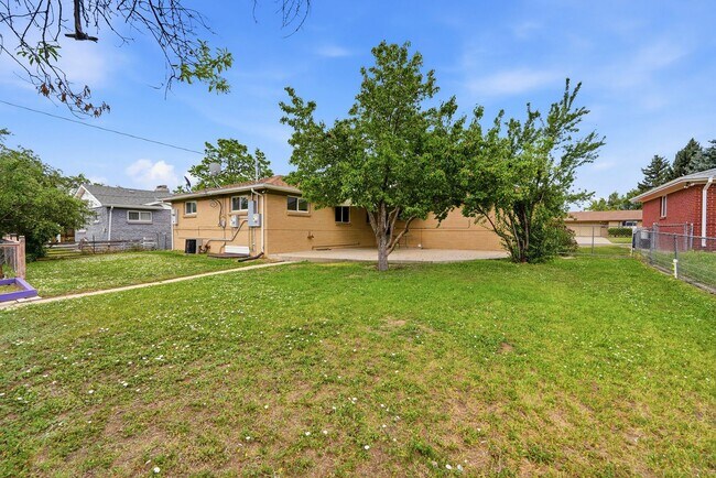 Building Photo - 5 bedroom, 3 1/2 bath, home with two master suites and 2 car garage.