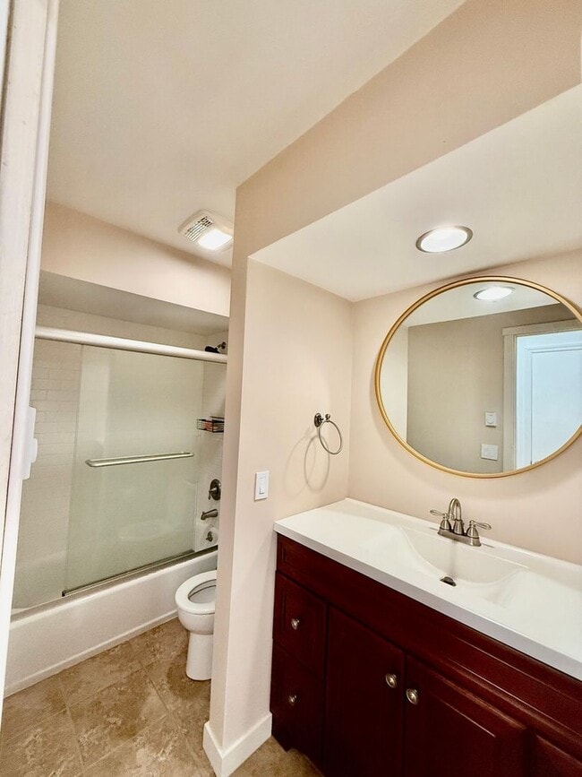Building Photo - Charming 3 BR / 2 BA Top-Floor Condo | Blackberry Hill Village
