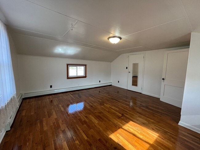 Building Photo - 5-Bedroom Farmhouse North of Middlebury in Middlebury School District