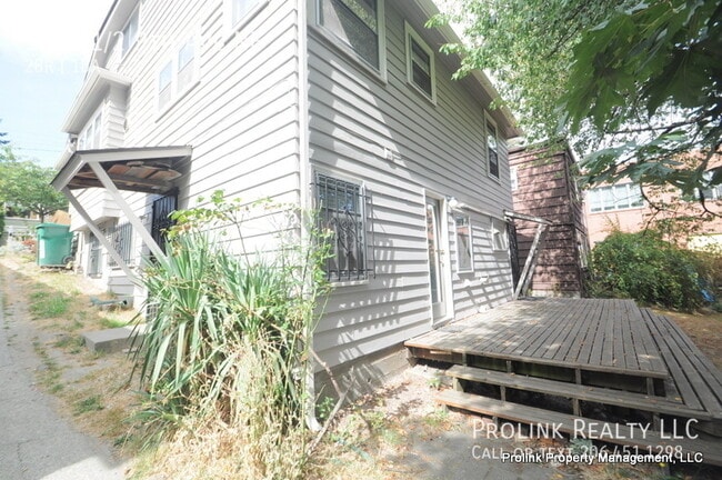 Building Photo - 5028 1/2 9th Ave NE-