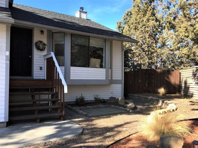 Building Photo - Charming Split Level in NE Bend - HUGE Yard!