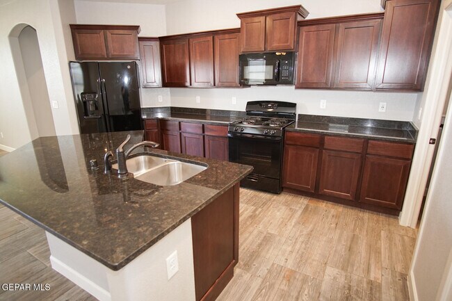 Building Photo - 6016 Hidden Acres Dr