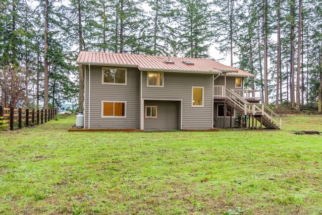 Building Photo - 3 Bedroom 2.5 bathroom nestled in woods with water view