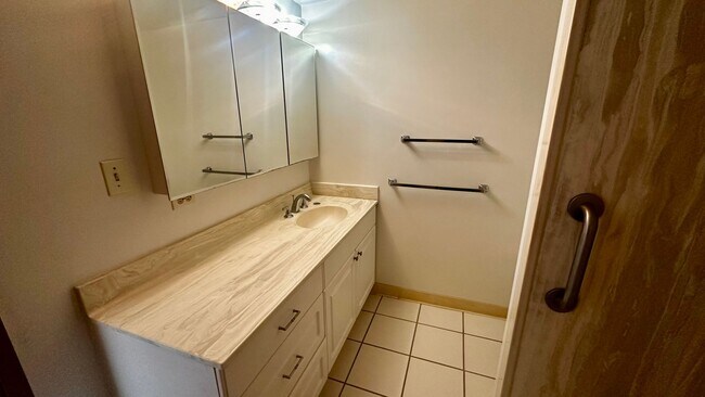 Building Photo - SPACIOUS 2 BED/2 BATH/1 PRKG, Washer/Dryer...