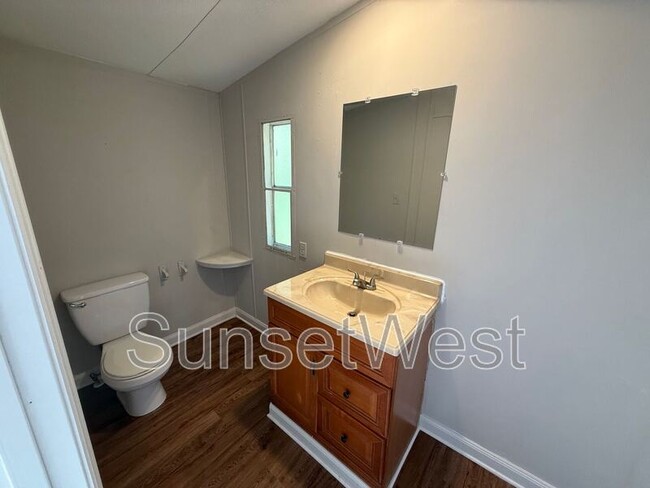 Building Photo - 529 Sunshine Dr