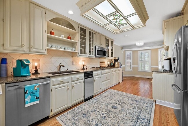 Building Photo - Gorgeous, multi-level condo!