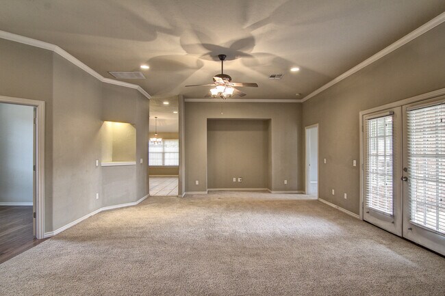 Building Photo - Spacious 3 bedroom/ Study -2264 sq ft.- Edmond Schools - Close to Quail Springs and Chisholm Cree...