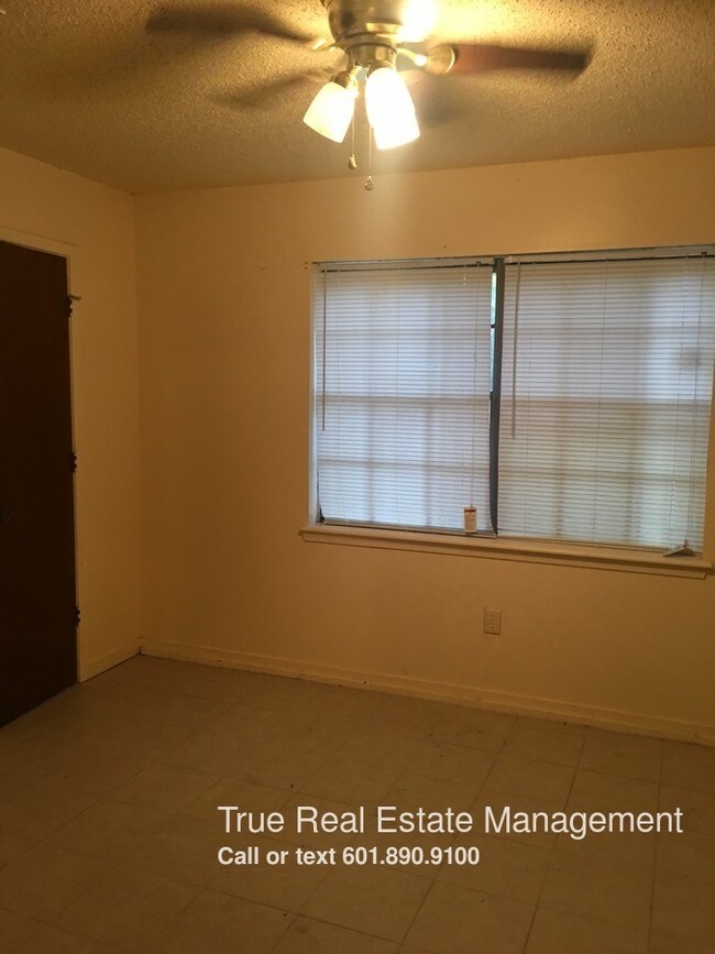 Building Photo - 4827 Cottonwood Ln