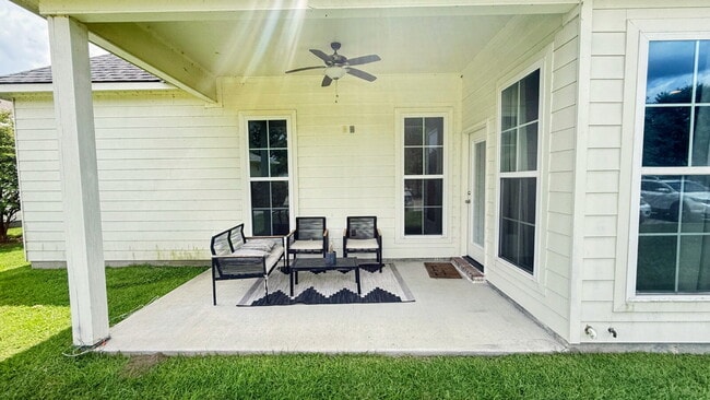 Building Photo - "Charming 3-Bed Townhouse Retreat with 2.5...