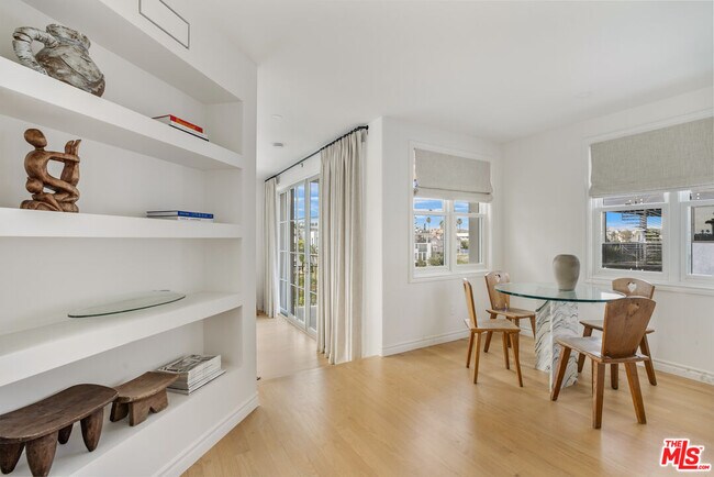 Building Photo - 5201 Vía Donte