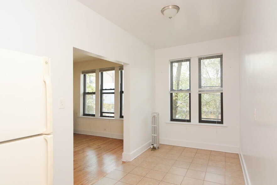 Building Photo - 2704 N Sawyer Ave