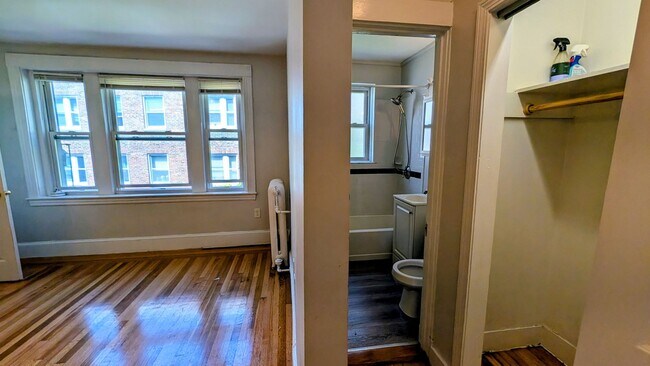 Building Photo - Great Deal Avail Now - 2-bed, 1-Bath