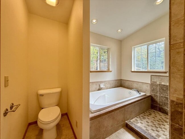 Building Photo - 300 Colonial Dr