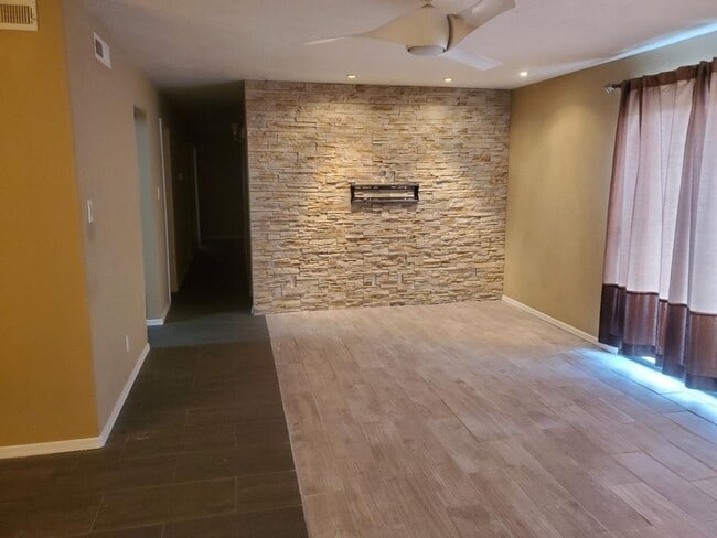 Building Photo - Gorgeous Condo