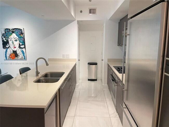 Building Photo - 500 Brickell Ave