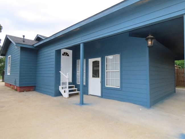 Building Photo - Quaint West Side  3 bedroom 2 Bath Home!