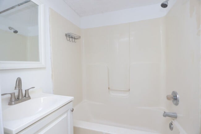 Building Photo - *MOVE IN SPECIAL*-Charming & Fully Updated...