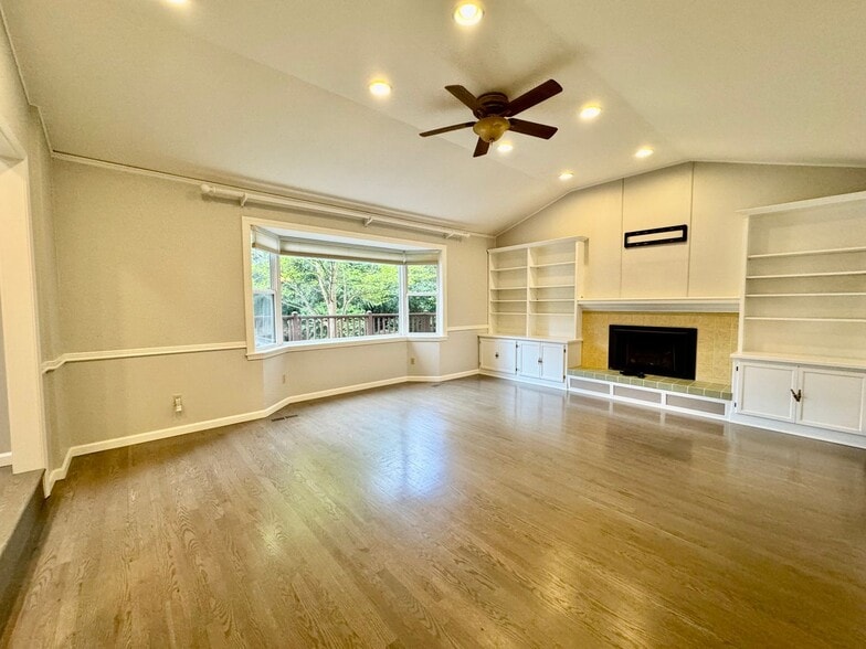 Building Photo - Renovated Woodinville home sitting in park like setting.