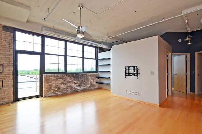Building Photo - Amazing 2-Bedroom 2-Bathroom Condo with vi...