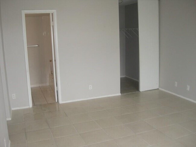 Building Photo - 605 S Pine Island Rd