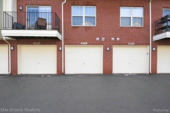 Building Photo - 3255 Camden Dr