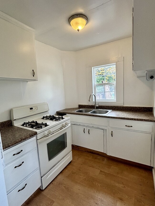 Building Photo - 668 S Auburn St