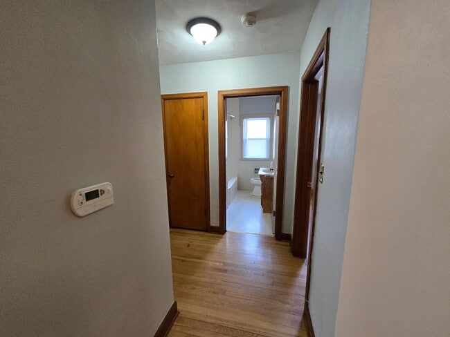 Building Photo - 2 Bedroom House