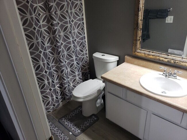 Building Photo - Spacious 2 Bedroom 2 Bath Condo in The Arbors!