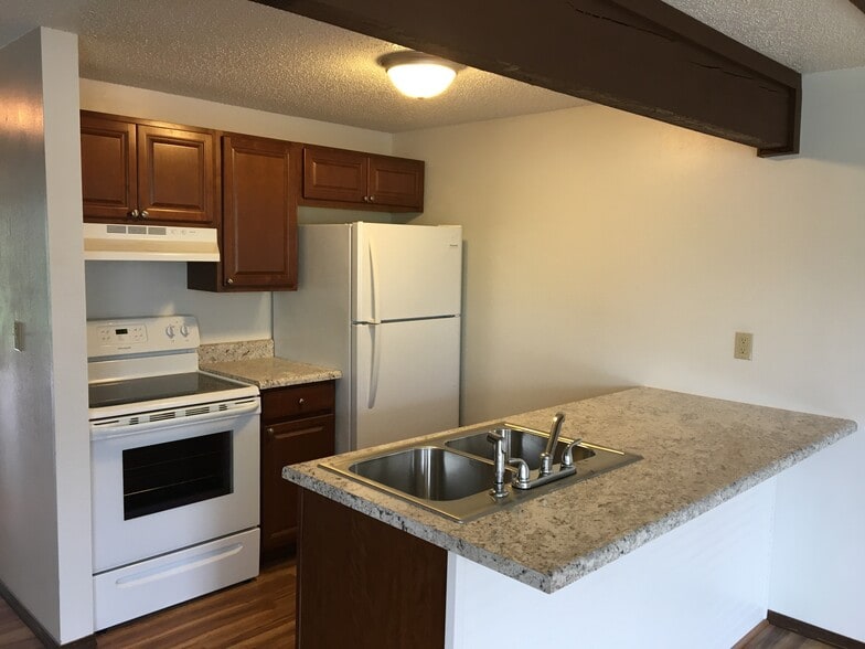 Kitchen - 807 Village Dr