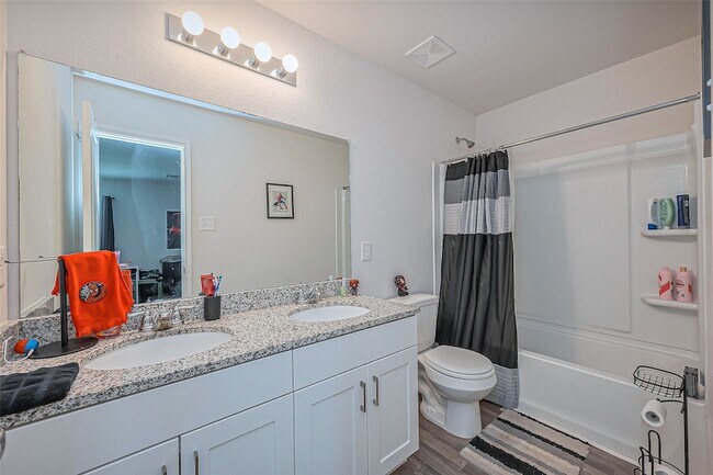 Building Photo - 15708 Del Norte Dr