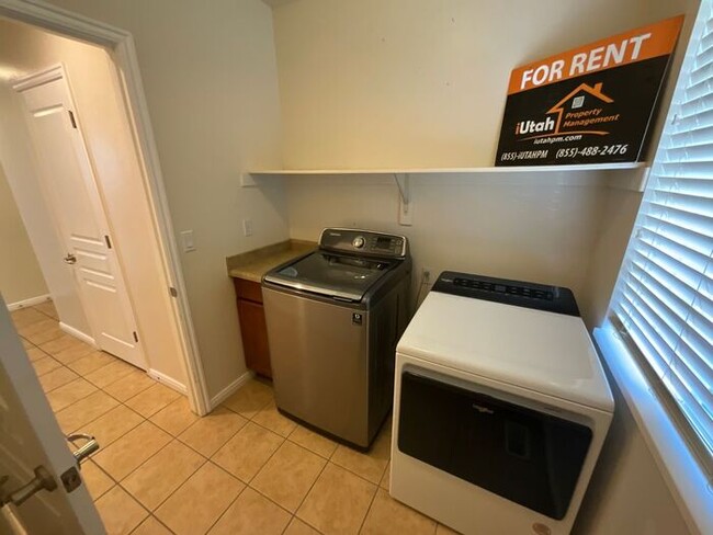 Building Photo - 6 bedroom 3 1/2 bathrooms 2 car garage Lar...