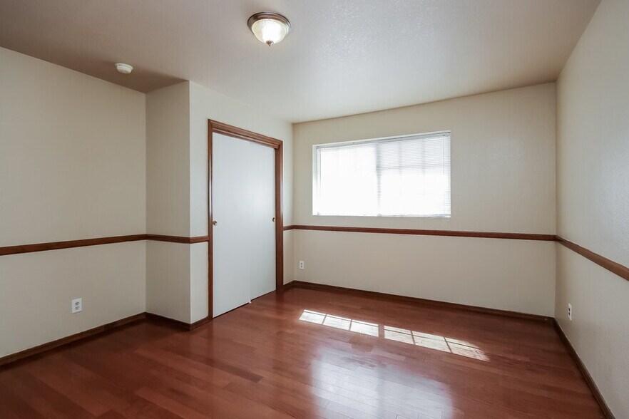 Building Photo - 1226 W Seashore Dr