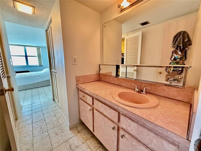 Building Photo - 1410 S Ocean Dr