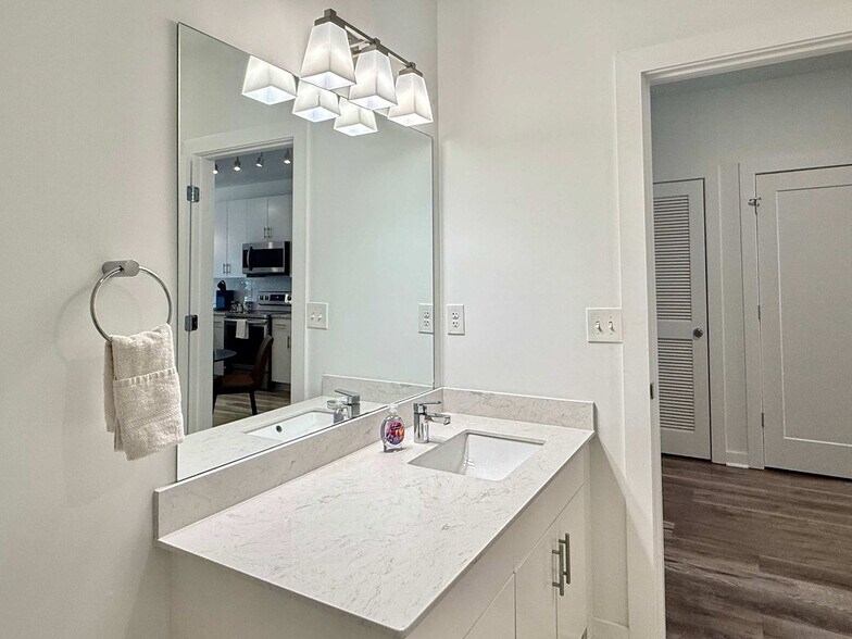 Building Photo - 525 Parkway Dr NE