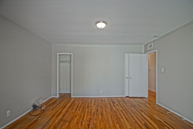 Building Photo - Incredibly Charming & Bright 3BR2BA Home w...